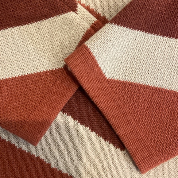 Cute heart abstract sweater Valentine’s Day outfit - Picture 3 of 5